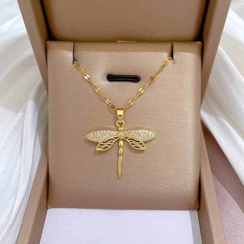 Collar de Libélula de Cristal – Símbolo de Transformación y Belleza