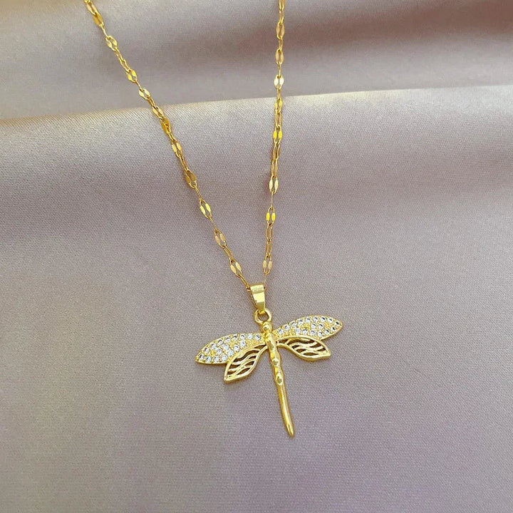 Collar de Libélula de Cristal – Símbolo de Transformación y Belleza