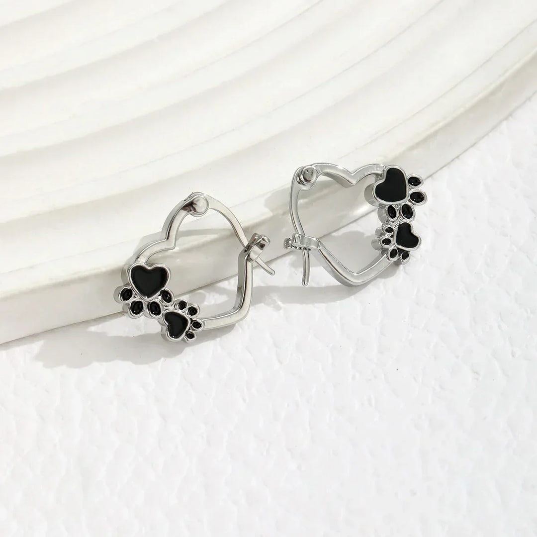 Pendientes Huggie con Huella de Corazón y Esmalte Negro