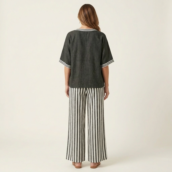 Juliana | Top de Varsity con Escote en V y Conjunto de Pantalones Anchos a Rayas